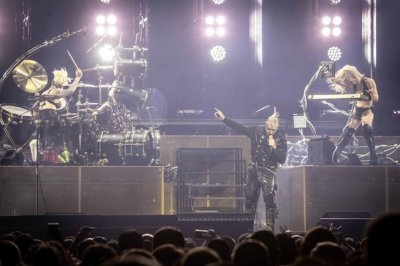 Шоу от бъдещето: Екстравагантният Тил "почерпи" феновете с торти, шампанско, сурова риба и танцьорки на пилон! (СНИМКИ 18+)