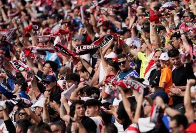 В Полша не прощават: Пратиха фенове на Райо в болница 