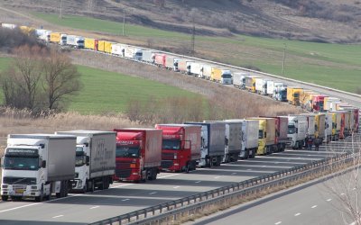 Тирове заформиха 13-километрова опашка до ГКПП "Капитан Андреево"