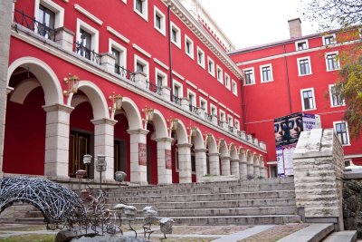 Драматичният театър в Пловдив с кампания "Подари книга за Коледа на самотни хора"