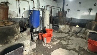 Митничари разкриха нелегални казани и стотици литри контрабандна ракия