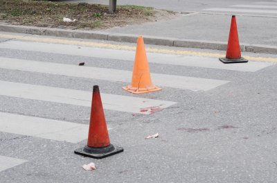 Внимание, баба зад волана: 81-годишна помете жена на пешеходна пътека и избяга