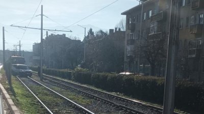 Кола се качи на трамвайните релси на столичния бул Ситняково