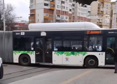 Як гаф на шофьор: Автобус заседна на кръстовище в кв. "Надежда" (ВИДЕО)
