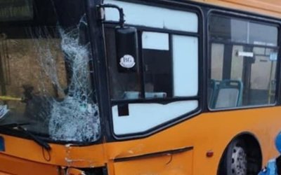 Автобус с пътници помете два стълба на пътя между Асеновград и Куклен