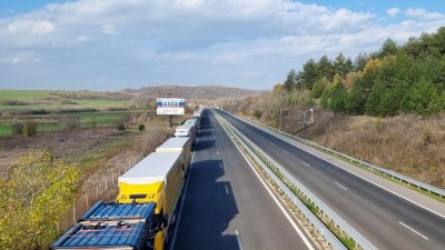 30-километрова опашка от камиони пред „Капитан Андреево“