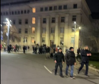 МЪЛНИЯ: Ескалация на паметника "Левски", пак горят кофи (ВИДЕО)