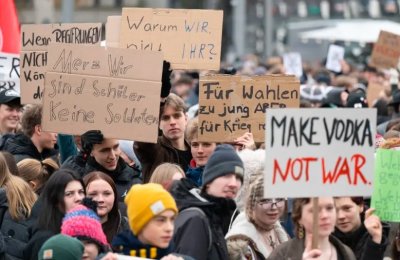 "Правете водка, не война": Хиляди ученици излязоха на протест в Германия срещу военната служба