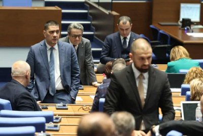 Езиковеди към депутатите: Политици си служат с 200 думи от кръчмарски, уличен език