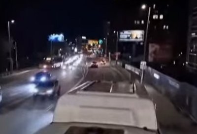 Шантав младеж се щракна как се вози на покрива на рейс в София 