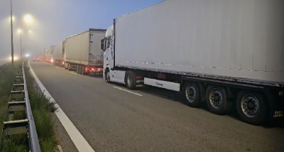 Заради гърците: Километрични опашки от тирове по границата с Турция