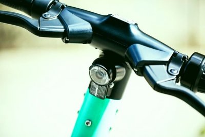 Баба с тротинетка завлече съседка, счупи й ръката