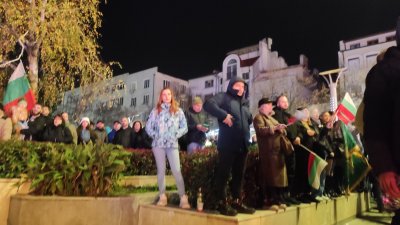 В Бургас: Прибраха двама провокатори, студенти пеят песни