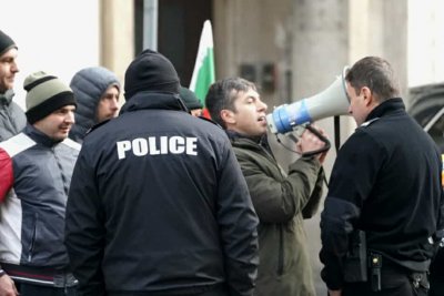 Шепа хора протестираха срещу 51-ото НС (СНИМКИ)