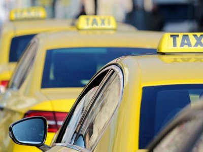 Четири ученички свиха играчките на таксиджия