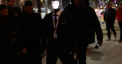 УНИКАЛНО: Роботът Робърт също на протеста (ВИДЕО)