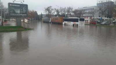 Кръстовища в Пловдив станаха реки