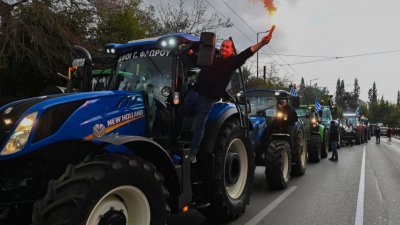Протестиращите гръцки фермери днес блокираха движението през три от общите ни гранични пропускателни