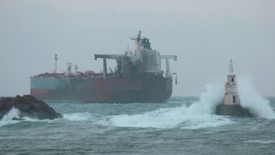 Изтеглят към Бургас ударения от дрон танкер