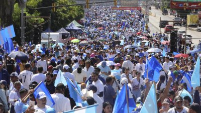 Хондурас навлиза в дълбока политическа криза