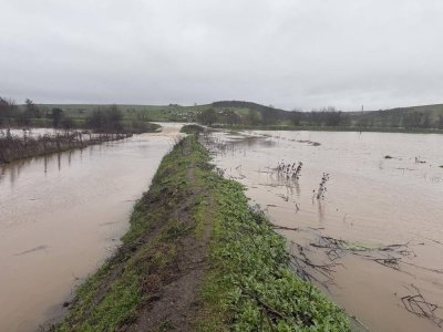 Четиричленно семейство е евакуирано от къща в село Извор след