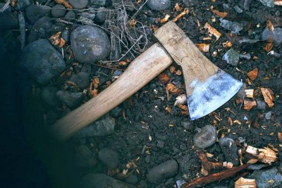 Пиян 24-годишен мъж заплаши майка си с брадва