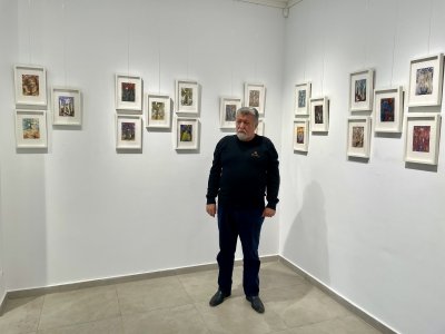 Вежди Рашидов реди акварели в коледна изложба