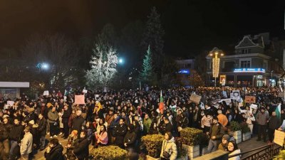 Бомбички гърмят на протеста в Търново, в Бургас също изпълниха площада