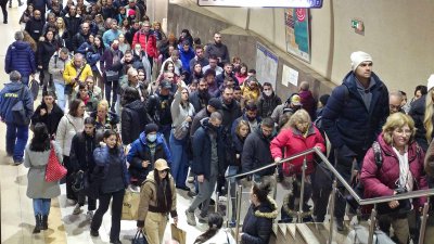 Граждани започнаха да изпълват пространството пред Министерския съвет където днес