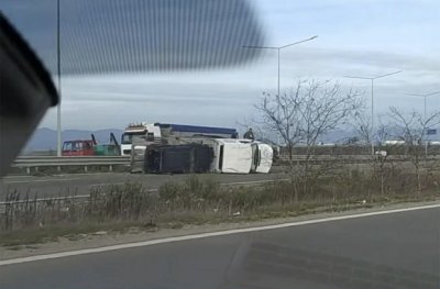 Автовоз се обърна на софийското околовръстно, движението е затруднено