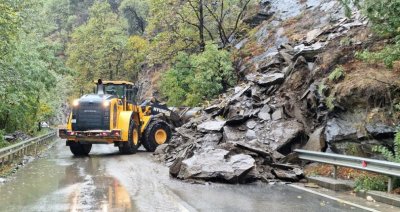 Заради продължителния дъжд в района на трети тунел на пътя