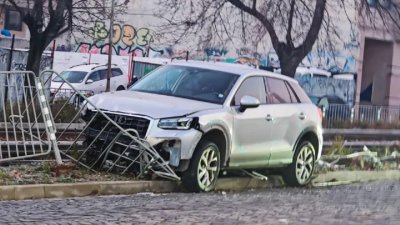 Кола се удари в огражденията на бул. "Цар Борис III" в София