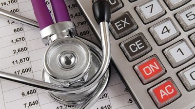 Българите си доплащат почти половината от парите за лечение