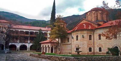 Измамници въвлекли Бачковския манастир в схема с фалшиви терапии за