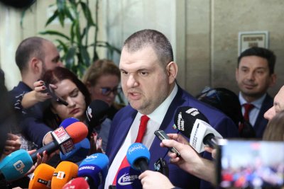 Пеевски посрещна журналисти в стаята си в НС с арт инсталация - макети на Асен и Кирил Петков 