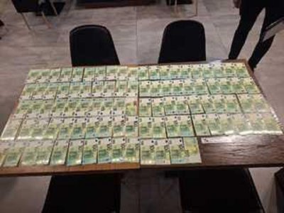 Задържаха трима с 10 хиляди фалшиви евро банкноти в София