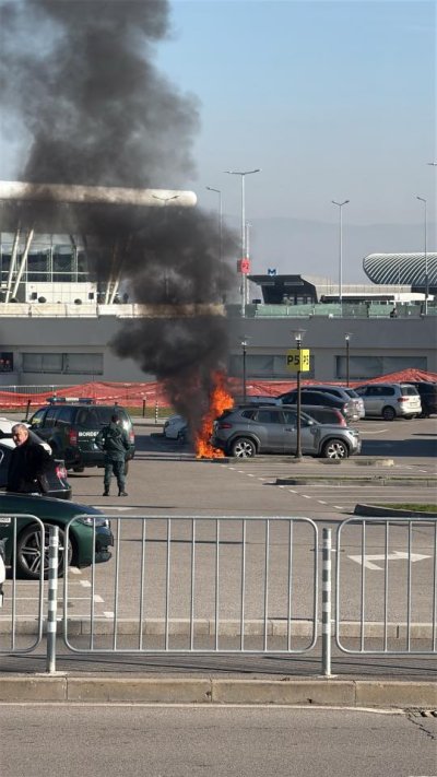 Кола лумна на паркинга на летище София 