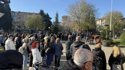 Безумен билборд даде повод на жителите на Поморие отново да