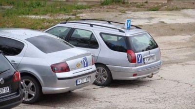 Автоинструктори от бургаска област излизат днес на протест пред сградата