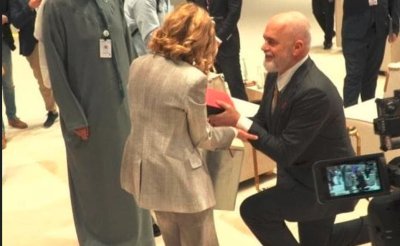 Обувки от питон, сервизи и таблет: Подаръците, поднесени на Мелони, отиват на търг