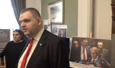 Пеевски посрещна журналисти в стаята си в НС с арт инсталация - макети на Асен и Кирил Петков 