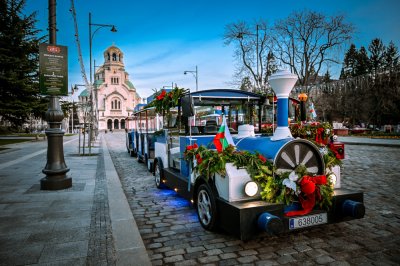 Радост за малчуганите: Коледни влакчета возят децата в центъра на София