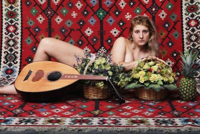 Твърде ексцентичната изпълнителка с псевдонима Лекси Фльор която нашумя в