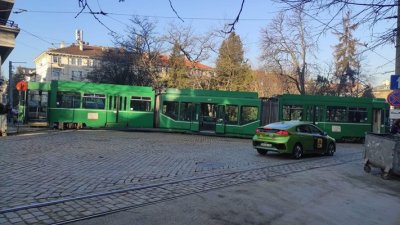 Трамвай дерайлира на площад "Журналист" 