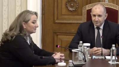 ГЕРБ изпрати само Деница Сачева при Радев. Президентът захапа Борисов: Крият се зад жени! 