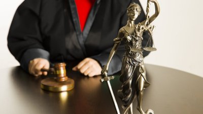 Съдът гледа мярката за неотклонение на задържаните столични полицаи