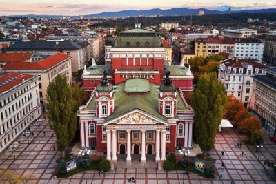 Високо напрежение: Народният театър "на нож" с Министерството на културата