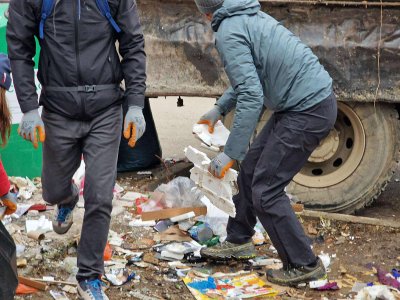 Столичният кмет Васил Терзиев запретна ръкави нахлузи ръкавици и отиде