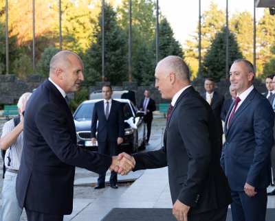 КС допусна делата срещу орязаните правомощия на президента за службите 