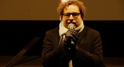 Множеството в Триъгълника на властта подгря режисьорът Тео Ушев  Той